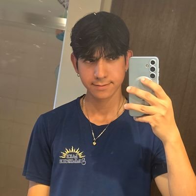 Alejand36057366's profile picture. 
