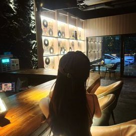 ewrtyuiugggh's profile picture. The best thing to hold onto in life is each other.