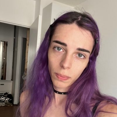 hackeuse trans qui nerd sur les vieux macintosh (68k) et les trains, je fais de l'électronique en faisant exploser des trucs aléatoirement