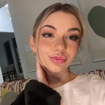 Dami365678's profile picture. Just a little single girl