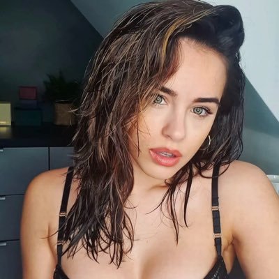 32 m bi, into celebs, sports women, tiktokers and more! dms open and be over 18!! everything on here is fantasy, dm for any removal of photos!