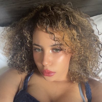 Your New Favorite Dominicana Graphic Designer|Singer|Dancer/Poet/Artist NYC. insta: RianaReyes88