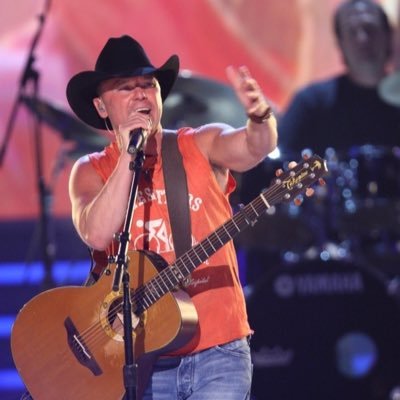 Kenny & crew here. Official profiles are@kennychesney @noshoesnation @bluechairbayrum& ‹ @noshoesradio. HEART•LIFE•MUSIC Out 11.4