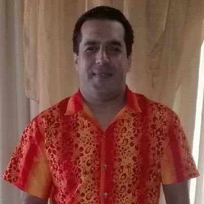 No son los muertos los que en dulce calma la paz disfrutan de su tumba fría,muertos son los que tienen muerta el alma y viven todavía