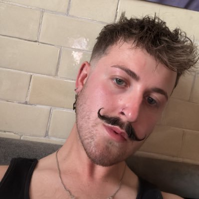 _RoaneManning_'s profile picture. 25 - assistant archivist - 🥸