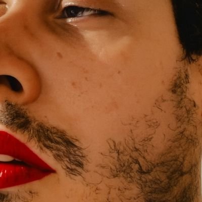 Lipe, porém, um pouco mais eu.
Corpo dele, alma dela. Prefiro ela/dela.
Cadeirante, fã de esportes, geminiana.
Torcedora da Portela e do Garantido.
Esquerda.