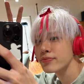 if @treasuremembers would come at four in the afternoon, around three o'clock, I shall feel happy 🐺 | 张钊哥,请笑一下,好吗?@SmoggyO_o 🦈🤍
