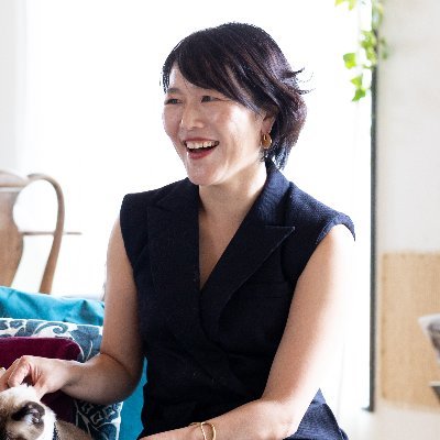 RachelSoulSpace's profile picture. 部屋から未来を変える専門家 ◾️うつを部屋で完治する実体験 ◾️著書📕『ソファは部屋の真ん中に』 ◾️薬じゃなく『部屋』という環境で元気になる ◾️断捨離・片付けしても満たされない方へ ◾️1000件以上の空間診断の実績 部屋は環境を変える練習の場 部屋が変われば、習慣が変わり、行動が変わる。 行動が未来が変わる。