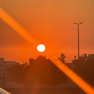 (ربما اكتب عن مشاعري احيانا واحيانا اخرى اكتب من وحي الخيال )وجدت الراحة في البعد عن مالا يعنيني فالبعد عنها يُسكن الروح ويشفي الجروح 💗