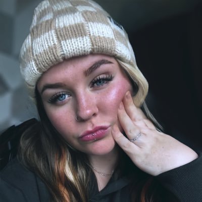 27| spooky 🦇🕸️👻| horror queen 🩸🔪🎃| I set off flames & fireworks at gigs 🎆 | RVN 🐾💊| @knockedluke 🖤 #horrortwt #booktwt