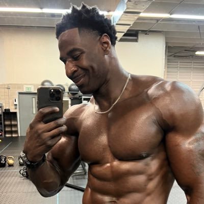 ¿Eres una putona blanca, tetona y culona? Estás de suerte, el negrata vergón te va a destrozar hasta rellenarte. 👊🏿💦 #sexrol #sexrp
