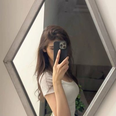 allhsbhan023421's profile picture. Bookworm with stars in her eyes 📚⭐