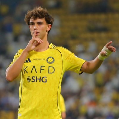 X__w's profile picture. تموت كل المشاعر وتضيق كل المدن 💛💙 إلا شعور المحبه للنصر تبقى حياة