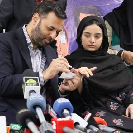 ایک تو کریلا اور اوپر سے نیم چڑھا۔
ھمارے پاس مخالفین کی ھٹانے کا کام تسلی بخش کیا جاتا ھےاور مخالفین کی جل جانے پر انکو برنال بھی فرصت سے لگایا جاتا ھے۔