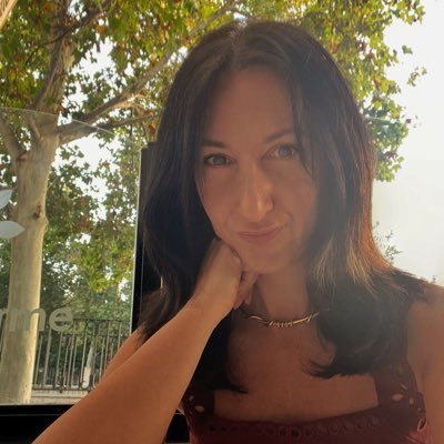 Deseo vivir en una película de Tornatore o de Sorrentino.Una foto de Ferdinando Scianna.Un Modigliani.Amo leer a Annie Ernaux y a Delphine de Vigan ❥