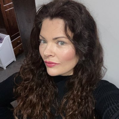 VTID- bit of a smart arse. Bossing this adulting shit. Love Rik.Can’t cook fried eggs. Doesn’t own a hairbrush 💋