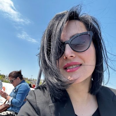 çocukları , ağaçları severim . Yağmur, kar ve rüzgarla mutlu olurum ..