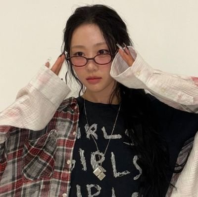 lesbianismo, loona e genshin impact
— 110425🍎;170924🏹;YVES TOOK MY GIFT! ✧*。