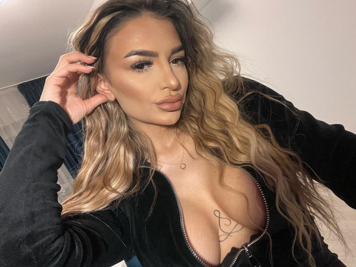Hey 🤍! I’m on my other account, which I don’t use. Message on my main @AnastassiaWild