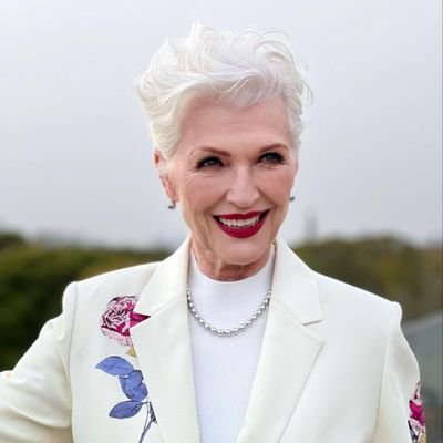 Bestselling International Author of A Woman Makes
A Plan 📖 Doctor of Dietetics👩🎨 Supermodel😉💃
#ItsGreatToBe76 Manager: anna@mayemusk.com