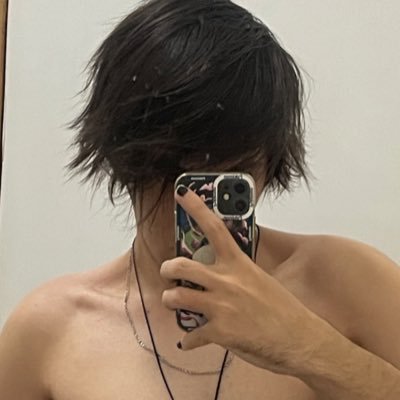 Autista,Main sett e briar,Tipagem eletrico/noturno,peixes com asc em peixes,fut,Boxe,Sk8er boi,Nerdola