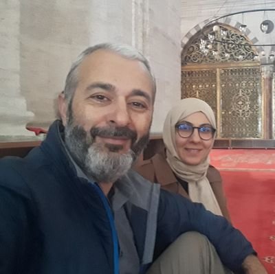 yaseminkiraz's profile picture. Ekşi mayası ölmüş, kostikten elleri yanmış, overlok makinasının ipi kopmuş kabusları ile uyanan biri,  çünki bunlar hep matematik😑