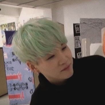 físicamente en mi casa mentalmente comiendo mandarinas con yoongi. 🩶@nahitomibida🩶