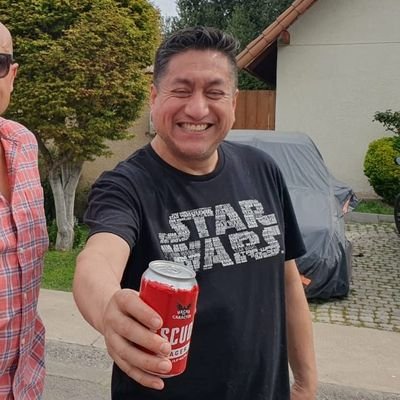 Ultra conversador, buen amigo, no le sobo el lomo a nadie, digo las cosas como son, feliz a morir.
Un amigo es una luz brillando en la oscuridad, pero no abuses