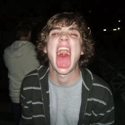 A esposa vai p/ balada e eu vou ficar a noite inteeeeeira scrobblando Radiohead! \o/ VITÓRIA NERD! #gayscomdostoievskitwt