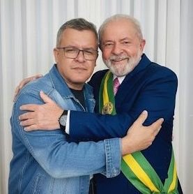 Paulistano do interior, jovcoelho mete o dedo na ferida: defende o povo, o Lula e o PIX, cutuca ricaço e bolsonarista sem dó — tudo contra o Congresso da Mamata