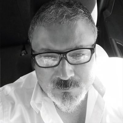 Padre, Tipo informal, melómano, productor gráfico indie, cocino y bebo, con las patas y el buche. #QuintaCosta