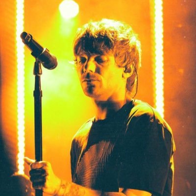 müzik dinlemeden hiçbir şey yapamayan müzik dinlerken bile müzik dinleyesi gelen kişi