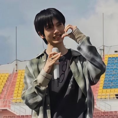 เคยอยู่ใกล้จนเธอมองข้าม พออยู่ไกลเธอก็ไม่เคยมองเห็นเลย