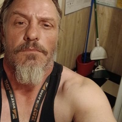 single and fukn horny all the time worse than my teenage years hmu I'm bored at night 😜🫣😆