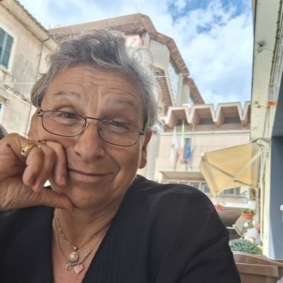 Non c'è niente di peggio di una persona chiusa che si crede buona, saggia .
Non si rende conto che è come il sole cocente nel deserto.
Non taggatemi.