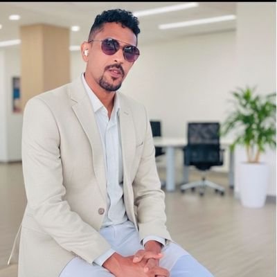 والكاظمين الشوق إن أغراهم البوح همسوا
فكل كلام العاشقين صمت حتى وإن نطقوا 🤷‍♂️