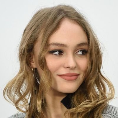 Actress and Model, began my acting career as an idol I'm daughter of Johnny depp and Vanessa paradis,
