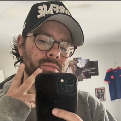 Thatsyourboyy13's profile picture. pale