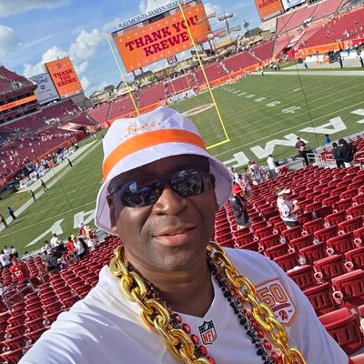 Always 💯 | football junkie | arm-chair GM | 25yr+ season tix holder, Red & Pewter infused into my DNA💀|
#GoBucs 🏆🏆|
#TampaBay ☀ 🌴 |