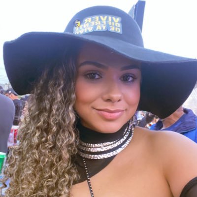Linda, cheirosa, bonita pra caramba, bebe que é uma desgraça e ainda é Palmeirense 🐷 💚