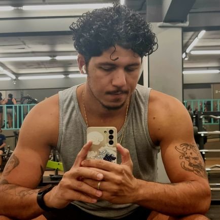fredonhosanti's profile picture. conta nova pois invadiram a minha antiga e o kiko da tesla não contratou ninguém de verdade para ficar no suporte e só fico recebendo resposta de bot