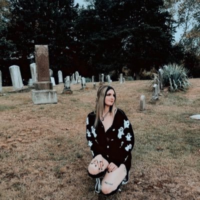 carmeladxnna's profile picture. recording songs in my room. 🎃 𖦹⋆.ೃ࿔ 🕸️ ☾ 🪦