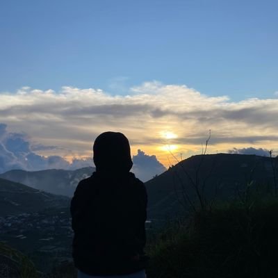 jangan iri sama orang yang suka tertawa,siapa tau itu cara mereka menutupi kesedihan ☺️