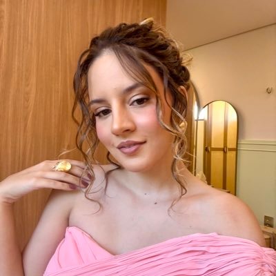 alternando entre tweets aleatórios sobre a vida e letras de música. ela/dela//she/her (https://t.co/PB2RaV1Hps)