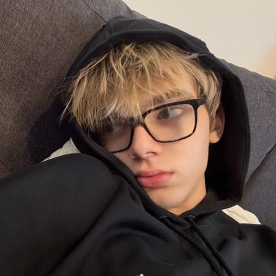 Hello I'mNew here from Barnsley, UK 😊twink 👦looking for new friends👦. old account suspended 💔