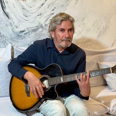 Tradutor técnico EN-PTB, compositor através de sonhos e clariaudiencias, cantor, pintor, autor https://t.co/qBRk7JcIGR