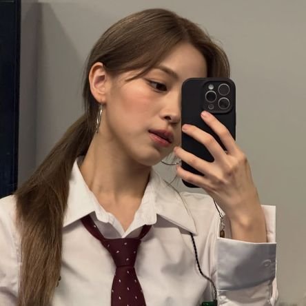 Stunning on stage, delivering powerful bars as 𝙞𝙩𝙯𝙮's dynamic rapper and dancer, 𝑺𝒉𝒊𝒏 𝑹𝒚𝒖𝒋𝒊𝒏 (2OO1)