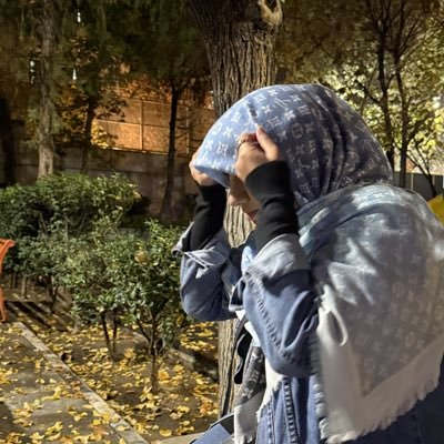 بی عمر زندهام
/متضاد توام هرکی که باشی.
/بر دشمن مرتضی علی(ع) لعنت...
/خسته،رنجور،متنفر
/سنگ میبارد، بلورم من.