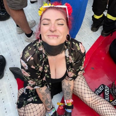 whoismadelyn's profile picture. • wife • cat ma • gamer •