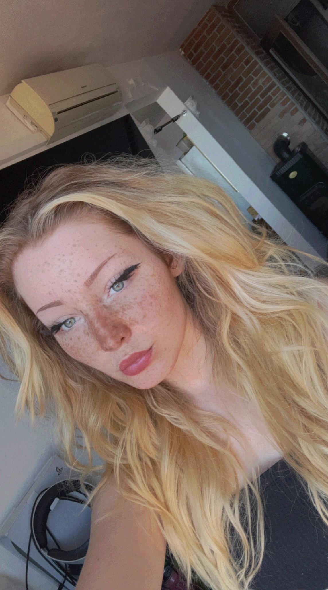 Arii_Allenn__'s profile picture. I’m Ari, 18💫 gamer girl through and through 👾 &amp;amp;amp;amp;amp;amp;amp; super into changing my looks 💜 be kind to me I’m just getting started🥺